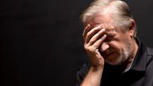 Mann hält sich Hand vor die Augen (Pseudodemenz)