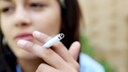 Jugendliche mit Zigarette in der Hand