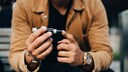Mann macht Bluttest durch Piks in den Finger