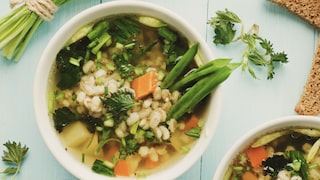 Schrothkur: Suppe mit Gemüse und Vollkornbrot