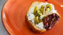 Brötchen auf rotem Geschirr