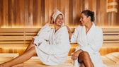 Sauna-Arten: Zwei Frauen in der Sauna