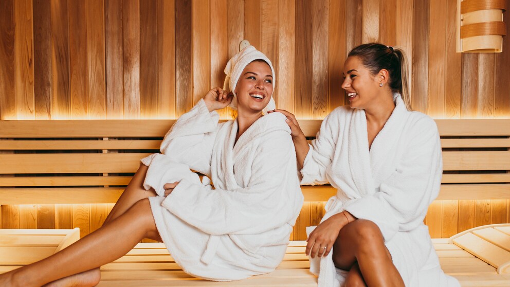 Sauna-Arten: Zwei Frauen in der Sauna