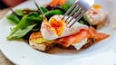 Ei und Fisch gehören zu den besten Eiweißquellen. Kombiniert man sie mit Getreide und Kartoffeln, erreicht man eine noch höhere Wertigkeit.