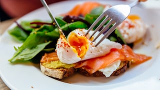 Ei und Fisch gehören zu den besten Eiweißquellen. Kombiniert man sie mit Getreide und Kartoffeln, erreicht man eine noch höhere Wertigkeit.