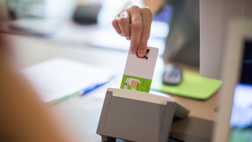 Die Krankenkassenkarte kann mehr als viele Versicherte vermuten. Sie kann nämlich auch im Notfall helfen.