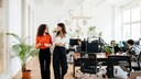 Während der Arbeit in bestimmten Intervallen kurzzeitig zu gehen, kann Blutdruck und Blutzucker senken