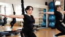 Beim Bungee Fitness trainiert man an elastischen Seilen mit variablen Übungen