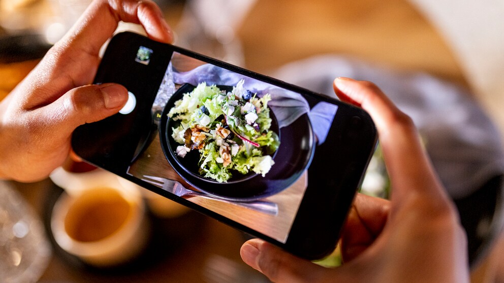 Veganuary: Frau fotografiert ihr Essen