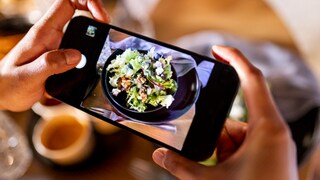 Veganuary: Frau fotografiert ihr Essen