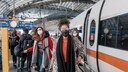 Corona-Maßnahmen: Junge Frauen mit Maske auf dem Bagbsteig