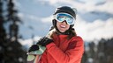 beste skibrillen: Frau im Ski-Outfit