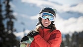 beste skibrillen: Frau im Ski-Outfit