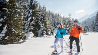 Paar beim Schneeschuh-Wandern,