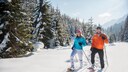 Paar beim Schneeschuh-Wandern,