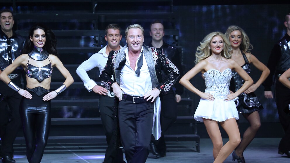 lord of the dance michael flatley: Michael Flatley mit Tänzern und Tänzerinnen auf der Bühne