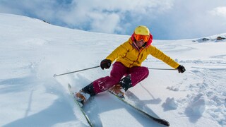 wintersport gefährlich: Mann mit Skiern auf der Piste