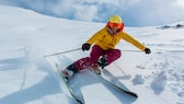 wintersport gefährlich: Mann mit Skiern auf der Piste