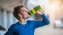 Mann trinkt vorm Training