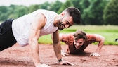 Liegestütze sind eine sehr gute Möglichkeit, um die Brustmuskulatur mit dem eigenen Körpergewicht zu trainieren. Laut Studien können sie unter bestimmten Voraussetzungen das Bankdrücken ersetzen.