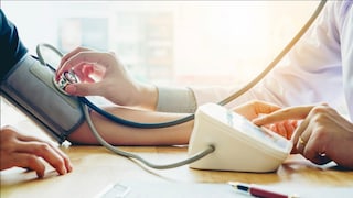 Blutdruck senken: Therapie bei Hypertonie. Arzt misst den Blutdruckwert