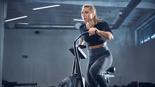 Training vor demenz schützen: Frau beim Ergometer-Training