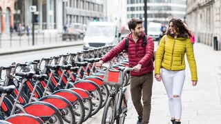 share bikes bakterien: Ein Paar vor einem Stand mit Share Bikes