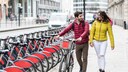 share bikes bakterien: Ein Paar vor einem Stand mit Share Bikes
