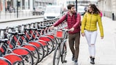 share bikes bakterien: Ein Paar vor einem Stand mit Share Bikes