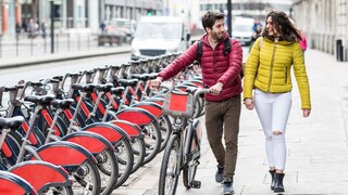 share bikes bakterien: Ein Paar vor einem Stand mit Share Bikes