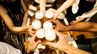 Gruppe von Menschen stößt mit Bier an