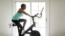 besten hometrainer: Frau auf einem Trainingsgerät zu Hause