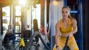 zyklus sport; Zyklus training: Frau trainiert mit Battle Ropes