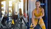 zyklus sport; Zyklus training: Frau trainiert mit Battle Ropes