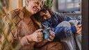studie glücklich: Ältere Frau und jüngere Frau lehnen sich aneinander