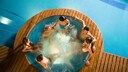 whirlpool keime: Leute entspannen in einem Whirlpool