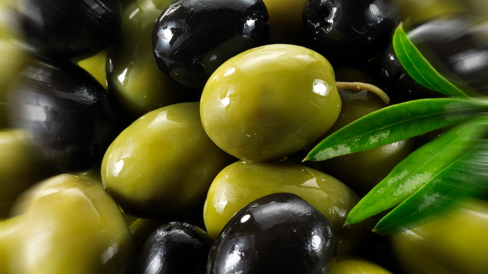 Grüne schwarze Oliven gesünder