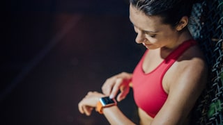 Fitnesstracker Einsteiger: Frau schaut auf ihre Smartwatch
