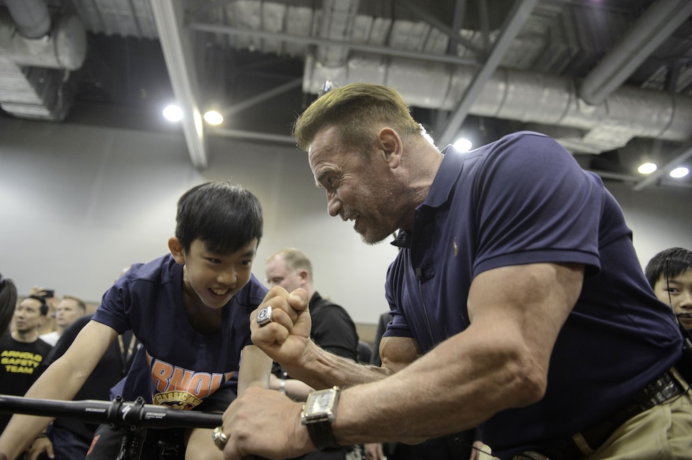 Arnold Schwarzenegger ist mittlerweile ein beliebter Fitnessmotivator, der gerne auch Anfängern Tipps und Ratschläge gibt