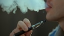e-zigaretten schädlich: Mann beim Vaping