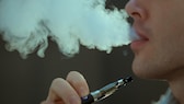 e-zigaretten schädlich: Mann beim Vaping