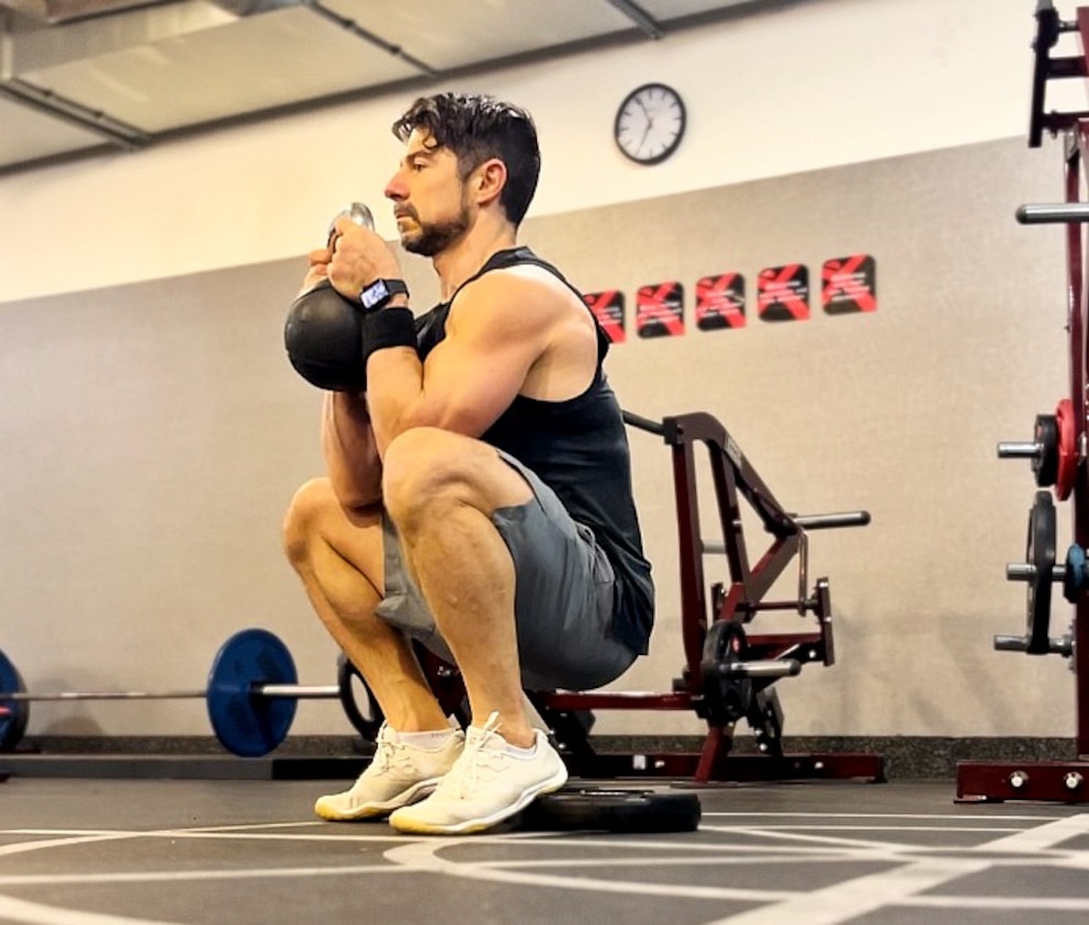 Goblet Squat mit erhöhten Fersen