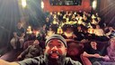 Premiere: Giancarlo Boone macht ein Selfie