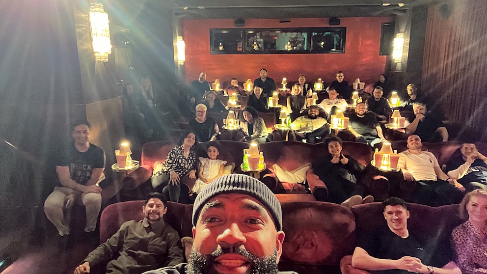 Premiere: Giancarlo Boone macht ein Selfie