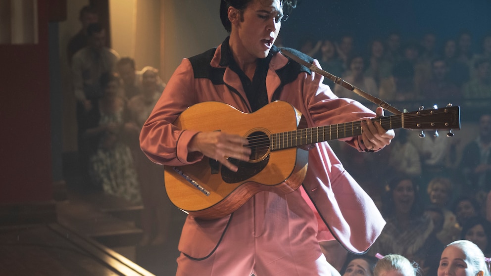 Austin Butler Elvis Training: Austin Butler als Elvis im Film „Elvis“