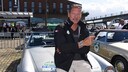 Ralf Moeller Training: Ralf Moeller posiert an einem Auto