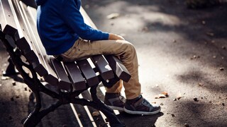 Autismus: Junge sitzt alleine auf einer Bank