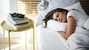 Natürliche Schlafmittel: Frau schläft im Bett