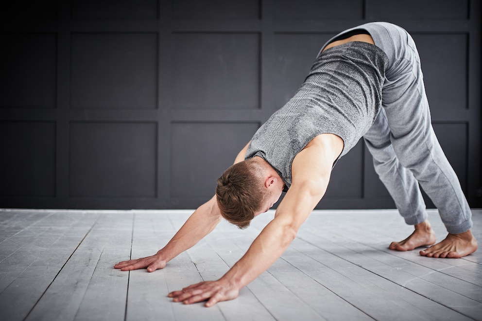 frühzeitigen Samenerguss verhindern: Mann in der Yoga-Pose „heraubschauender Hund“