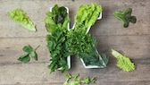 Knackiges, grünes Gemüse und grüne Kräuter enthalten viel Vitamin K